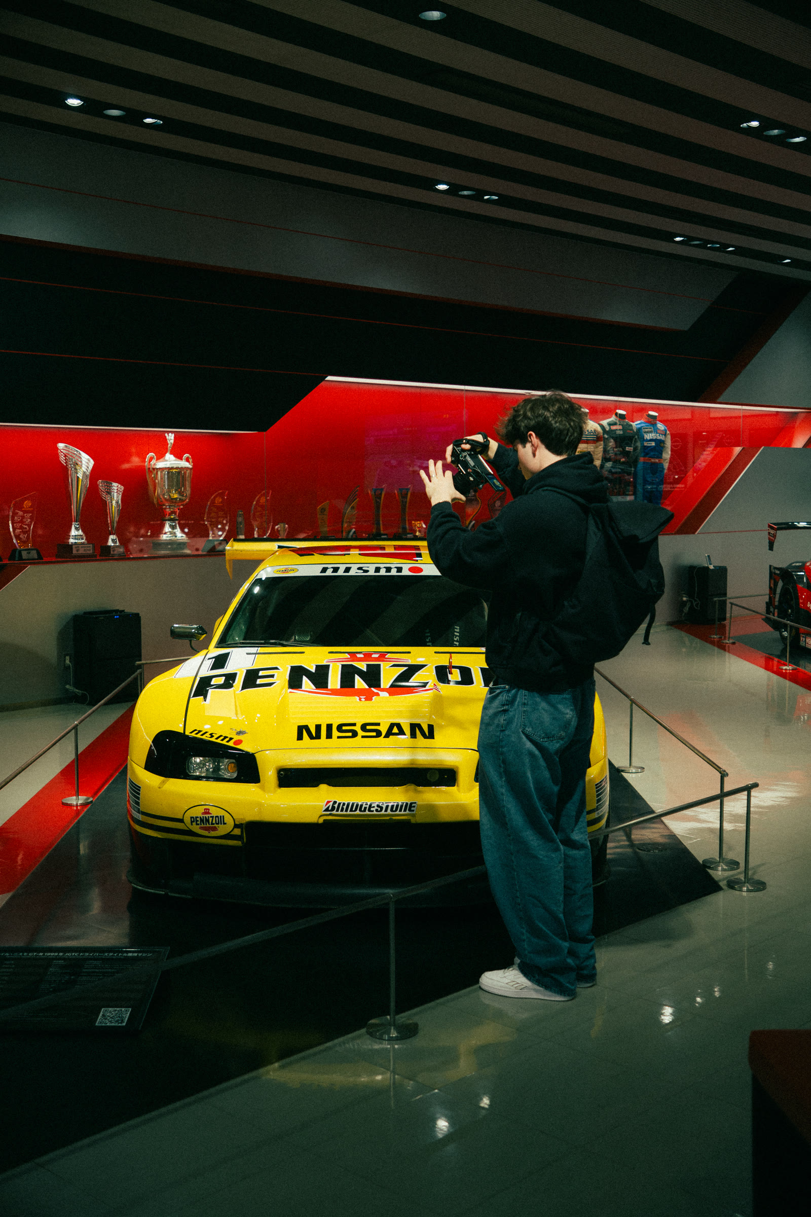 Lukas fotografiert einen Nissan Rennwagen in Japan