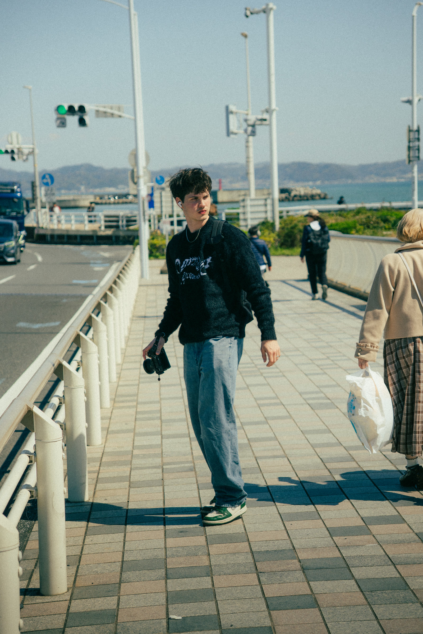 Lukas mit Kamera an der Küste in Japan