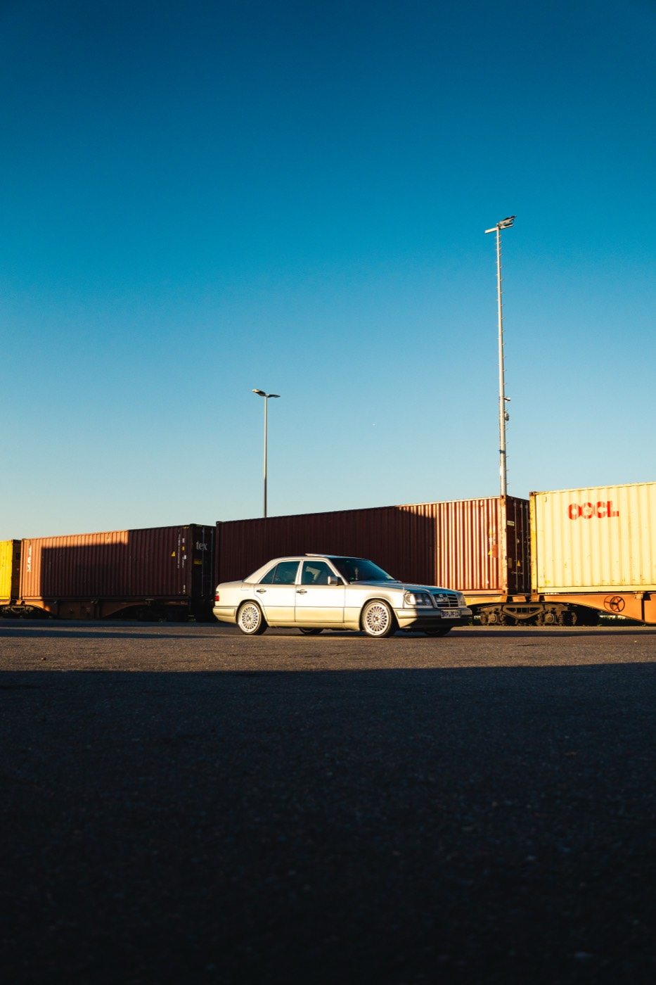 Mercedes E 220 vor Containern