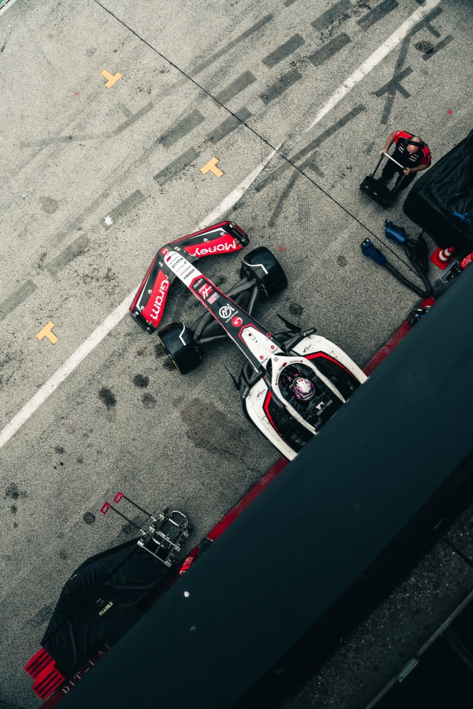 Haas Formel-1-Rennwagen in der Boxengasse
